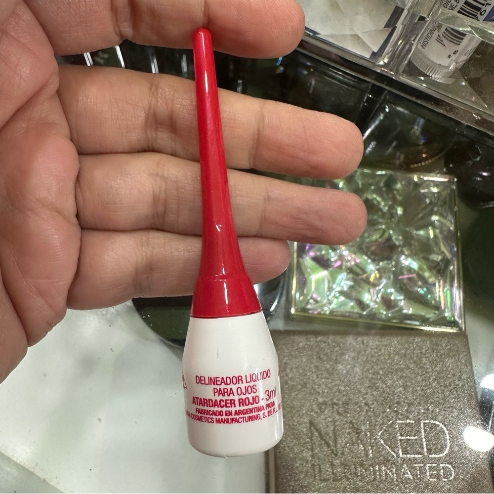 Avon Color Trend Liquid Eyeliner Atardacer Rojo - Picture 4 of 5